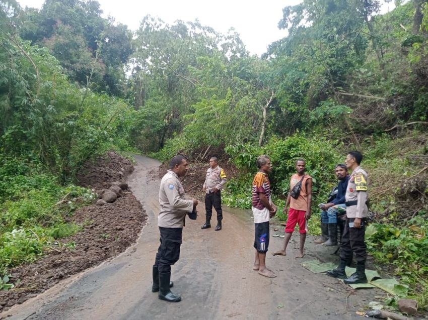 Polri TNI Pemda Dan Masyarakat Bersatu Talangi Banjir Dan Tanah