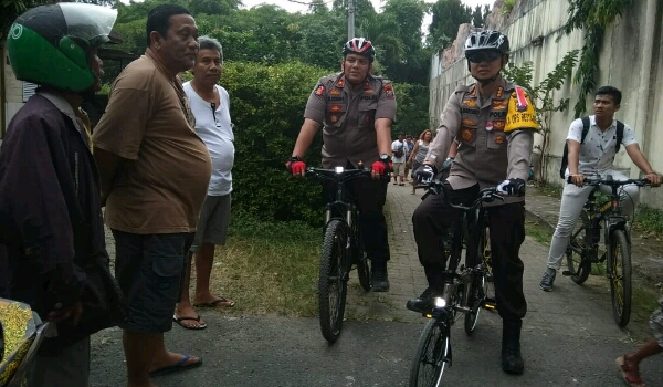 Kapolrestabes Medan Bareng Kapolsek Medan Baru ‘Blusukan’ Naik Sepeda Sambangi Masyarakat