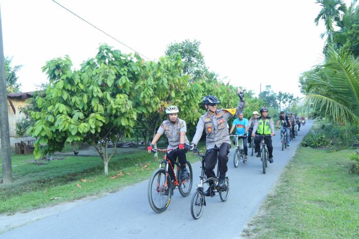 Kapolrestabes Medan ‘Blusukan’ Naik Sepeda ke Rumah Warga