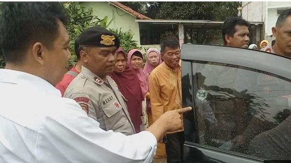 Dor ! Mobil Ustazah Ruqoyah di Depok Ditembak OTK