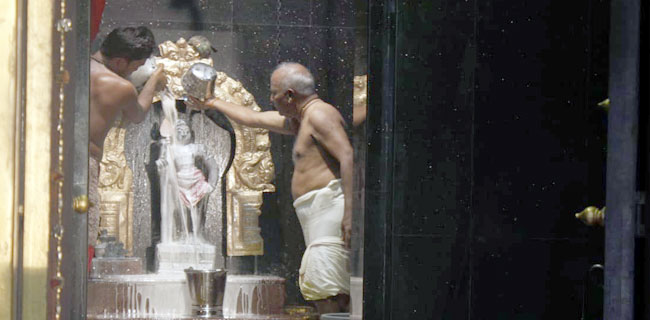 Ratusan Umat Hindu Adakan Puja Abisegam Sambut Perayaan Thaipusam