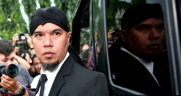 Pendukung Ahmad Dhani Adu Tegang dengan Jaksa