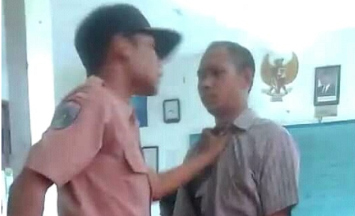 Beginilah Aksi Murid Durhaka Mem-Bully Gurunya Tanpa Perlawanan