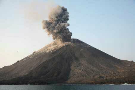 Masih Siaga ! Gunung Anak Krakatau Sering Diguncang Gempa