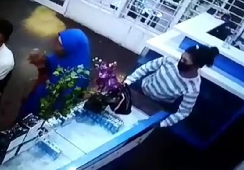 Duh! Berbuat Dosa, Ibu dan Anak Terekam Kamera CCTV