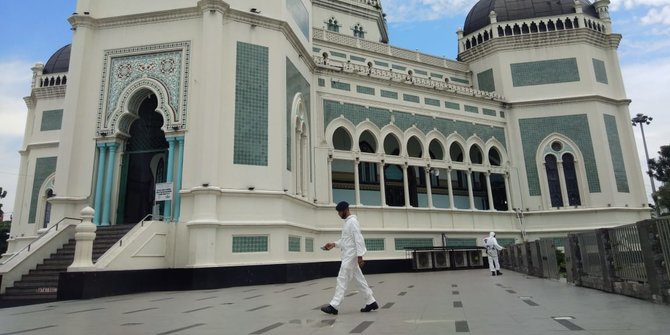 Personel Brimob Semprot Disinfektan ke Masjid di Medan Jelang Salat Id