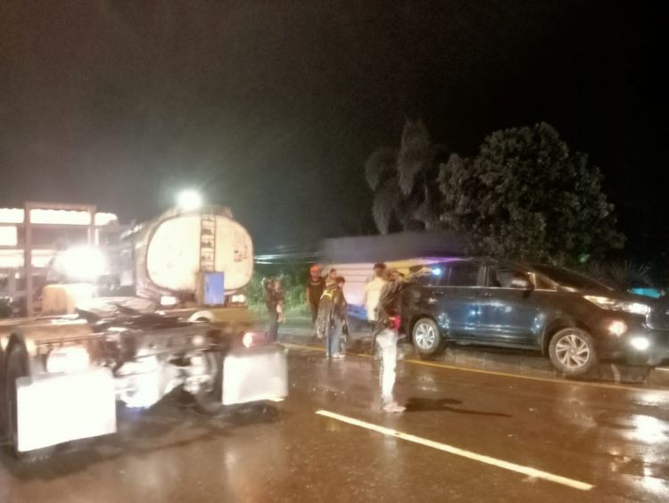 Laka Tunggal di Tj Morawa, Mobil Mantan Bupati Sergai ‘Sangkut’ di Pembatas Jalan