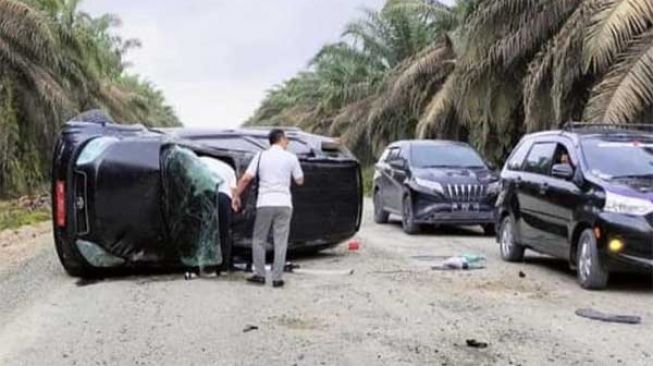 Ngebut, Mobil Plat Merah Terbalik di Siak, Kaca Depan Remuk