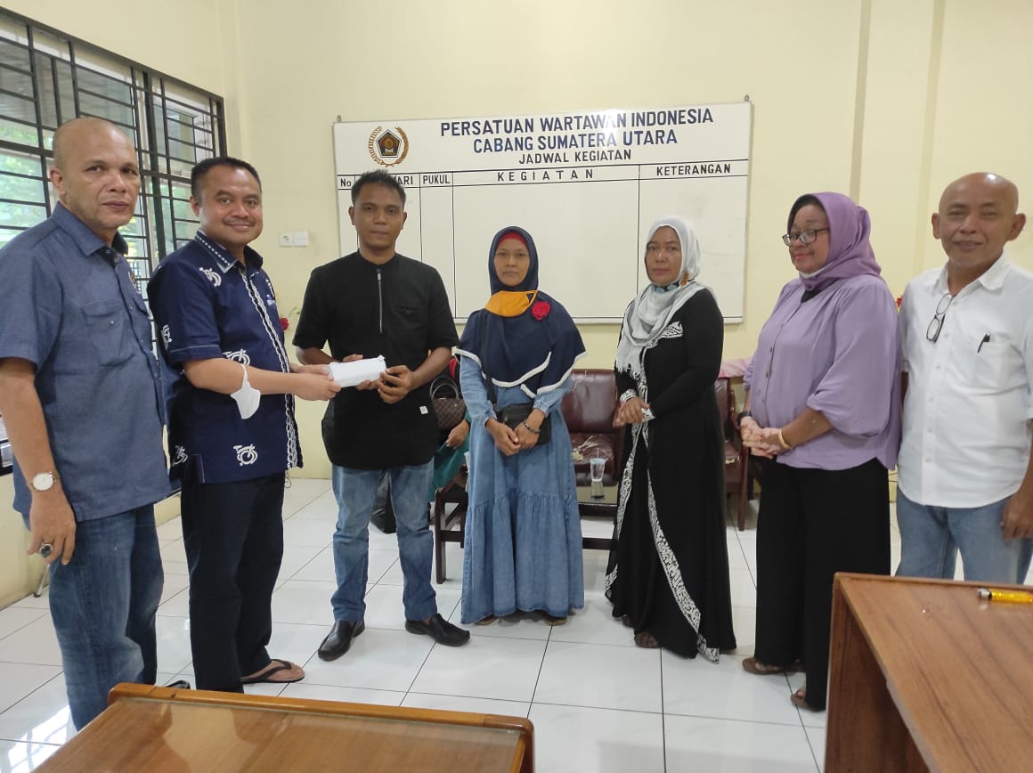 PWI Sumut Serahkan Santunan Kematian Kepada Keluarga Anggota