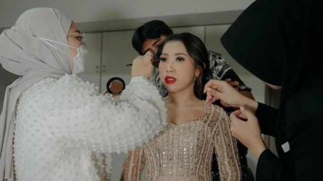 Kiky Saputri Batal Lamaran, Begini Nasib Kebaya Spesialnya