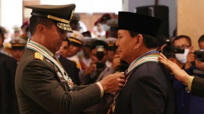 Panglima TNI dan Tiga Kepala STaf Angkatan Sematkan 4 Bintang Kehormatan untuk Prabowo Subianto