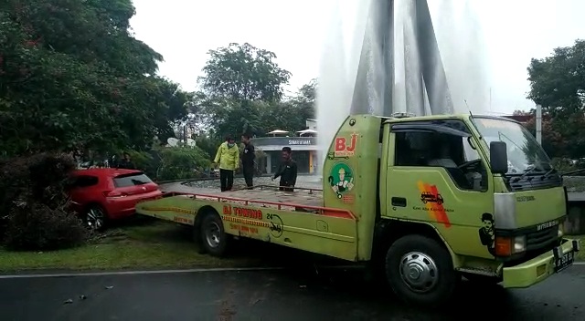 Ngebut, Mobil Mewah Tercebur ke Air Mancur di Medan, Pengemudi Diselamatkan Warga