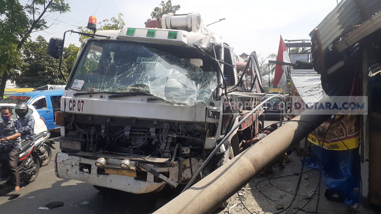 Truk Pembawa Pompa Beton Tabrak Tiang Listrik di Sunggal Berhasil Dievakuasi