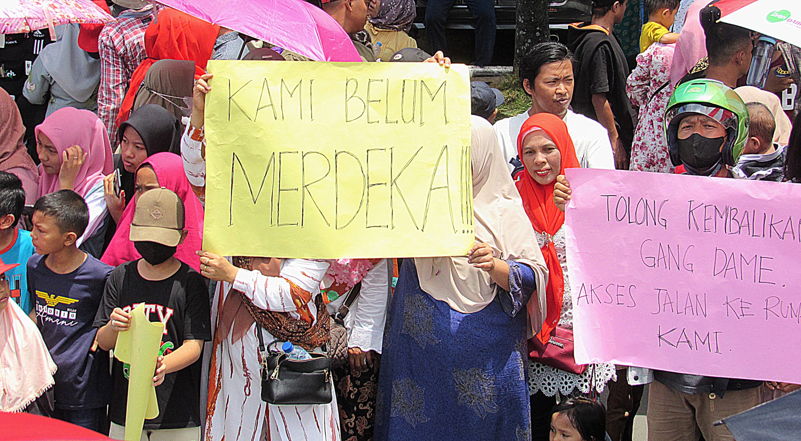 Ibu-Ibu Demo di Hadapan Ribuan Peserta Pawai Padangsidimpuan,Minta Tolong ke Wali Kota Irsan