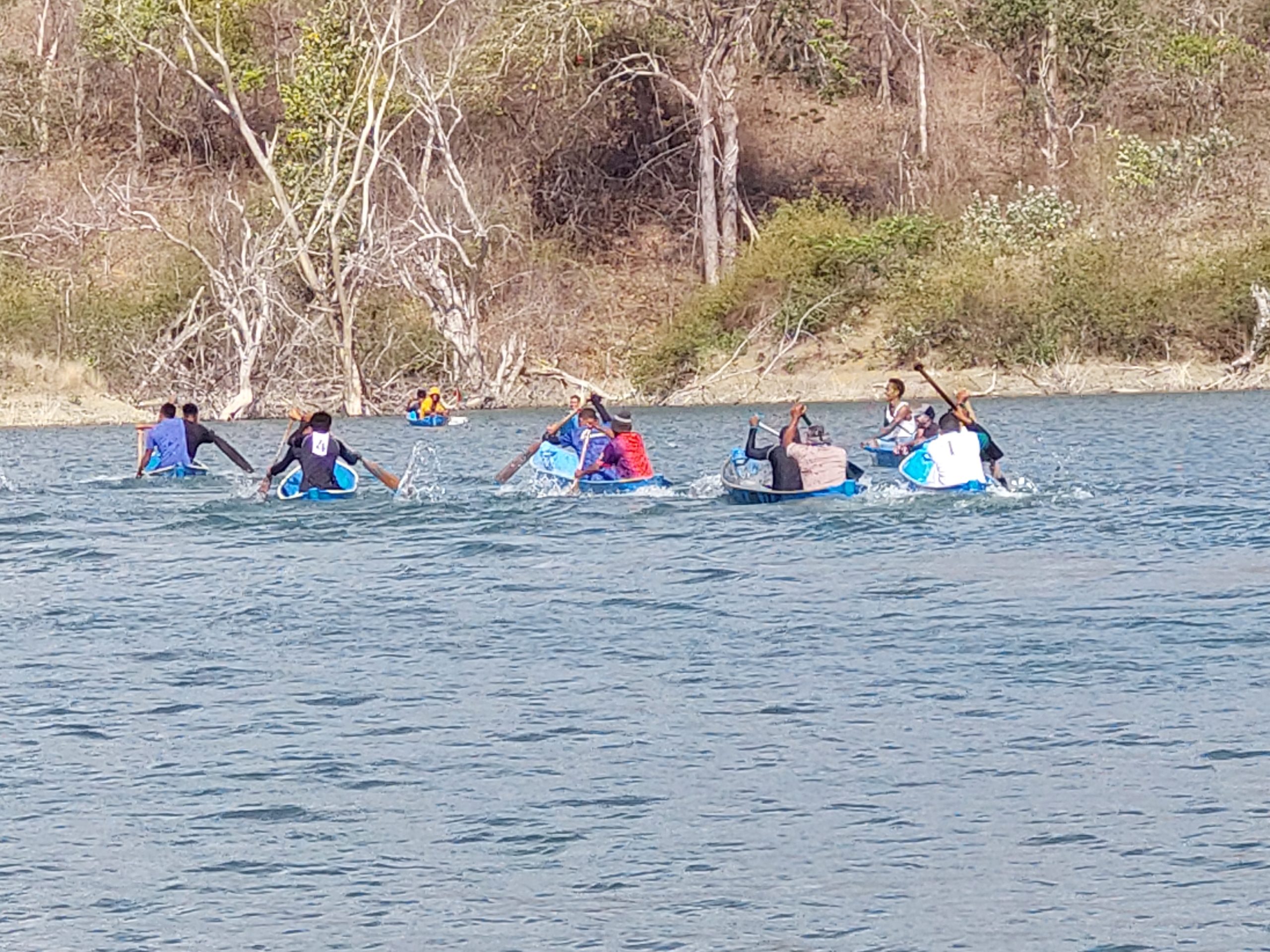 27 Tim Dayung Tradisional Meriahkan Lomba Dayung Perahu di Embung Desa Letbaun