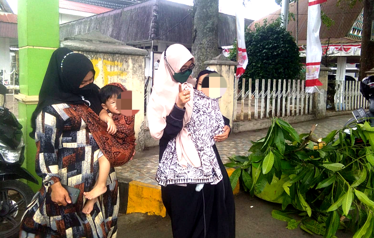 Ibu Gendong Bayi Datangi Kantor DPRD dan Walikota Padangsidimpuan Mohon Perlindungan