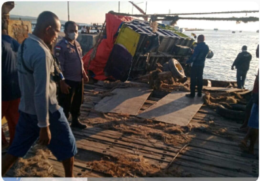 Mobil Ekspedisi di Sabu Raijua Terbalik saat Hendak Naik ke Kapal Feri