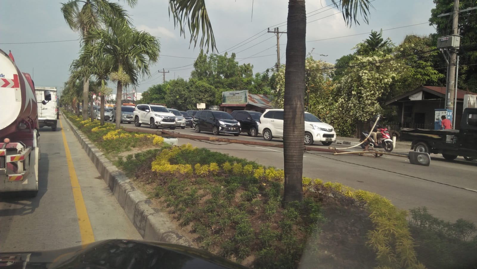 Tiang Lampu Jalan SM Raja Tumbang, Arus Lalulintas Tersendat