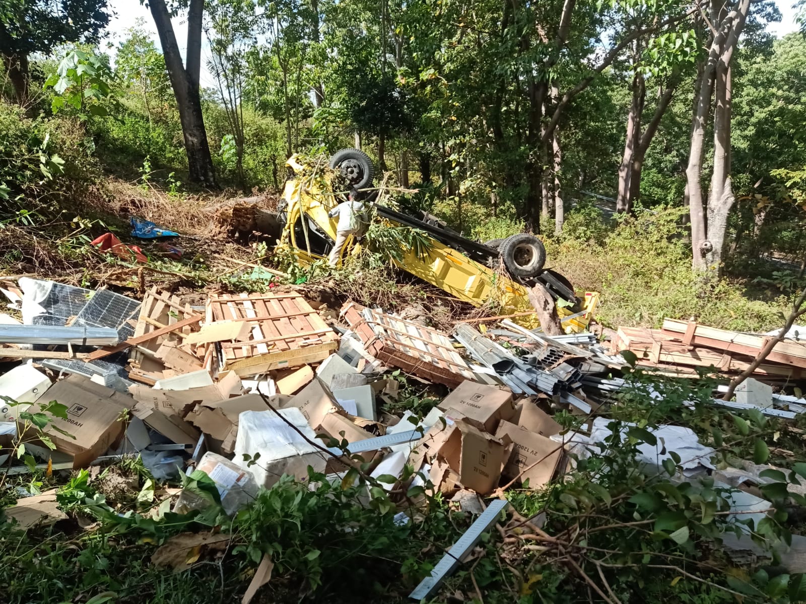 Truk Angkut Alat Kesehatan Menuju Sumba Masuk Jurang, Dua Orang Luka Berat