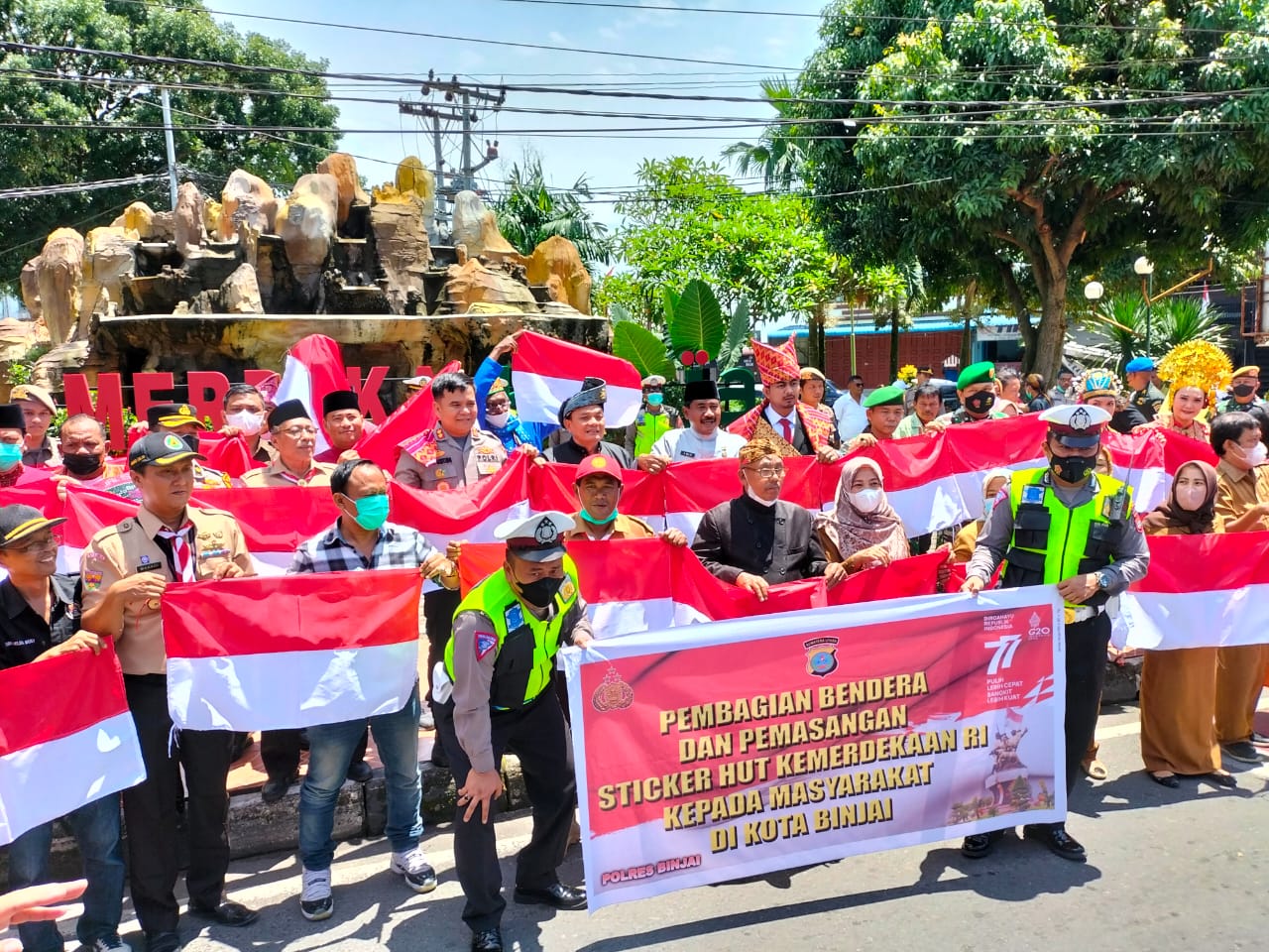 Sambut HUT ke 77 RI, Polres Binjai Bagikan 5000 Bendera Merah Putih ke Pengguna Jalan