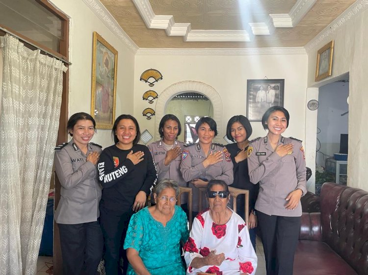 Polwan Polres Kupang Serahkan Tali Asih Kapolres Kupang ke Purnawirawan Polwan