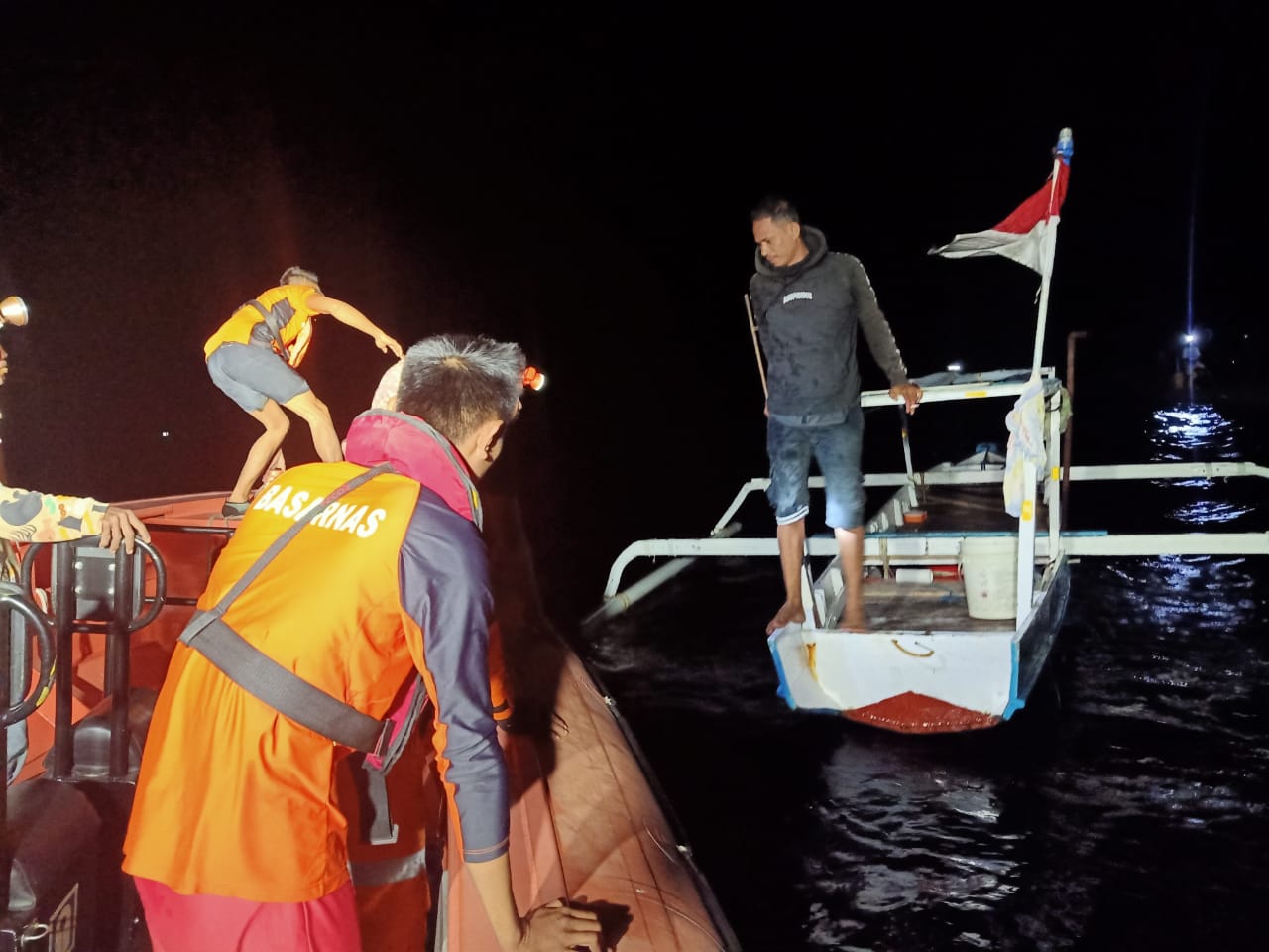 Kapal Mati Mesin saat Melaut, Dua Nelayan Kota Kupang Diselamatkan Tim SAR