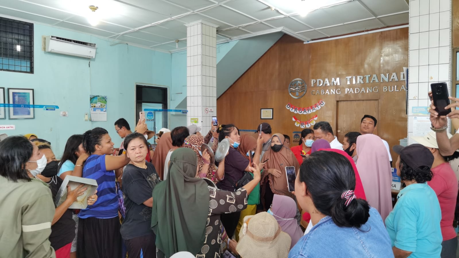 Air Mati Berhari-hari, Warga Simalingkar Geruduk Kantor PDAM Tirtanadi Padang Bulan Sambil Bentangkan BH