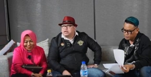 Datangi Rumah Uya Kuya Sampai Dinihari, Razman Arif Nasution Pamer Ijazah Tanpa Hologram: Nggak Sah!Â