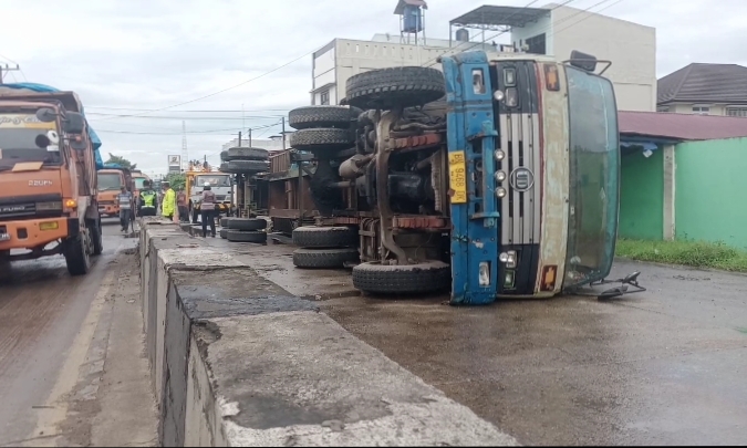 Sopir Ngaku Lihat Makhluk Halus, Truk Kontainer Terguling di Tebingtinggi