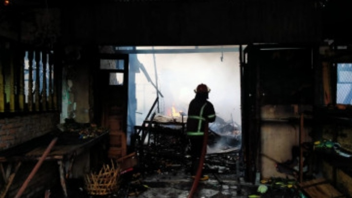 Geger! Kebakaran di Jalan Rahmadsyah Medan, 6 Rumah Ludes