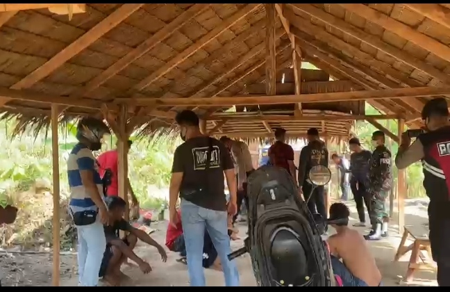 Tim Gabungan Gerebek Kampung Narkoba, 5 Pria Berikut Alat Hisap Sabu Diamankan