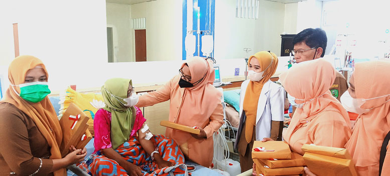 Jelang HUT Kemerdekaan, Dharma Wanita RSUD Padangsidimpuan Bagikan Bingkisan ke Pasien