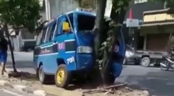 Diduga Ngantuk, Sopir Angkot di Medan Tabrak Pohon