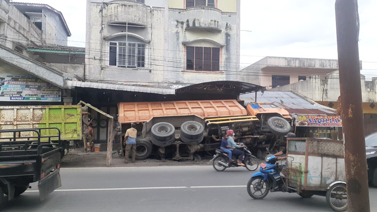 Lagi Parkir Mau Beli Makan, Satu Unit Truk Terperosok ke Parit