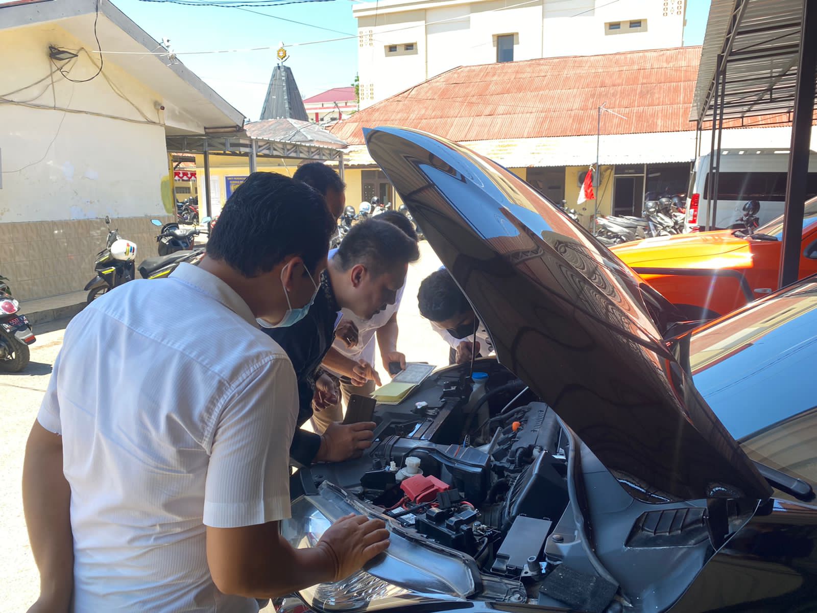 Kasus Diambil Alih KPK, Polda NTT Limpahkan Barang Bukti Uang dan Mobil