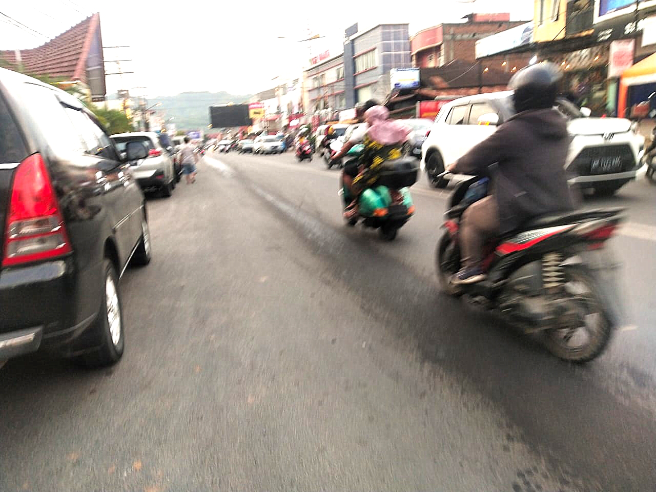 Solar Tumpah, Pengendara Septor Berjatuhan di Jalan SM Raja Padangsidimpuan
