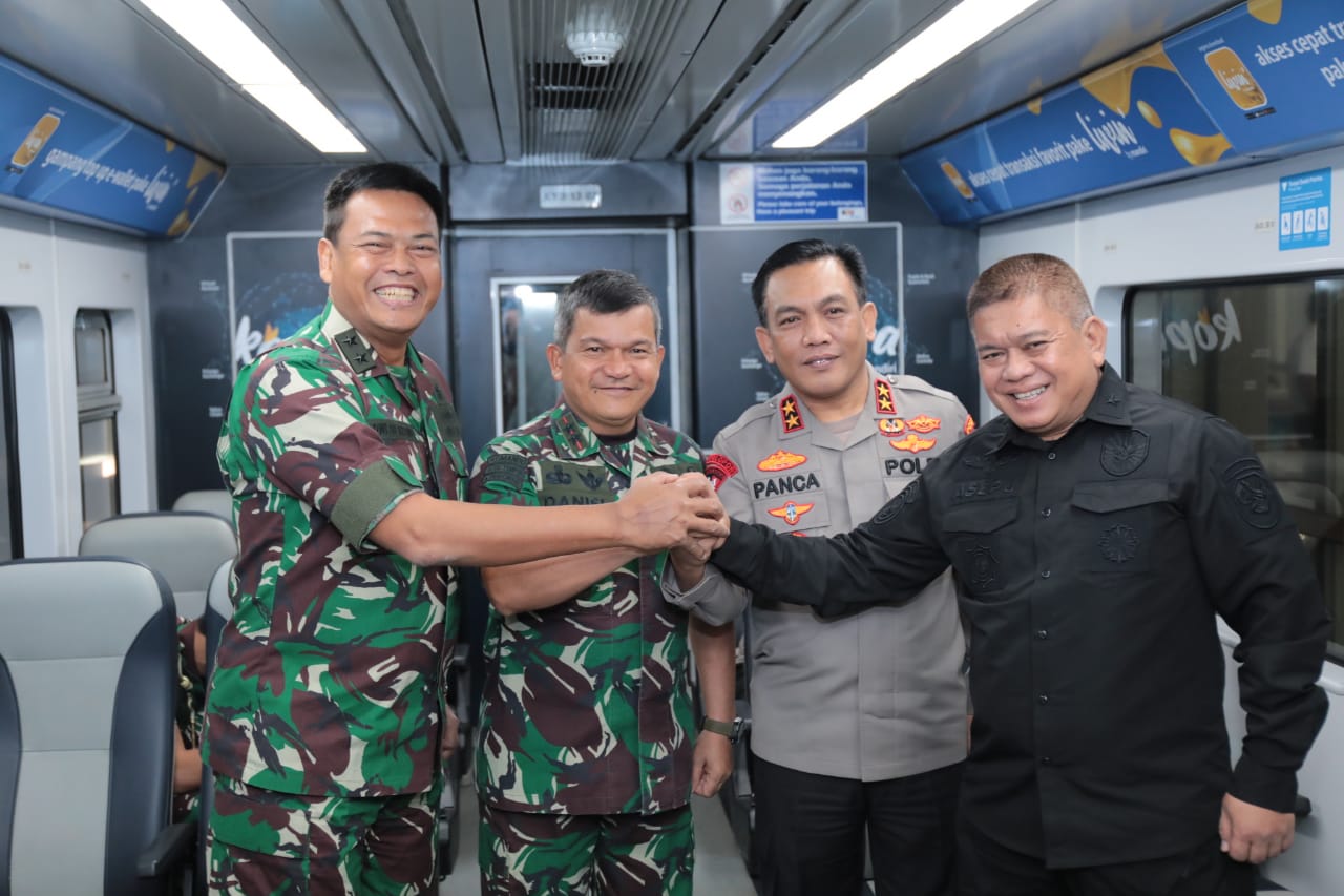 Di Atas Kereta Api Medan-Kualanamu, Kapolda Sumut Tandatangani Perjanjian Kerjasama dengan PT KAI