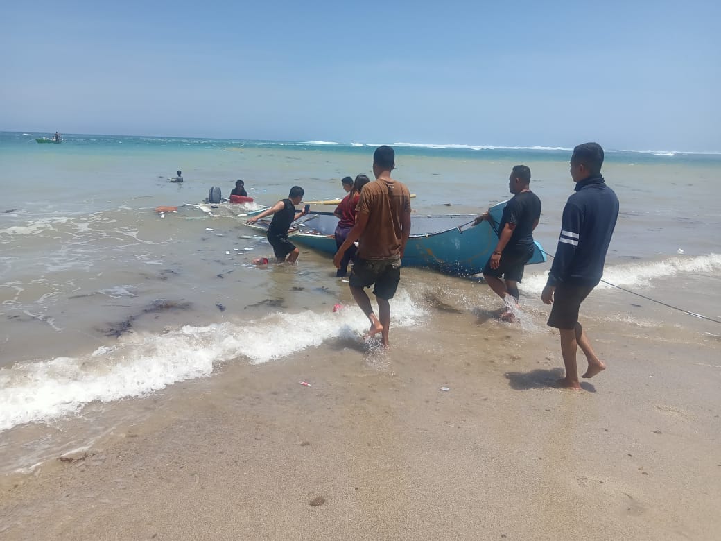 Perahu Motor Pengangkut Tim Vaksinator ke Pulau Salura-Sumba Tenggelam