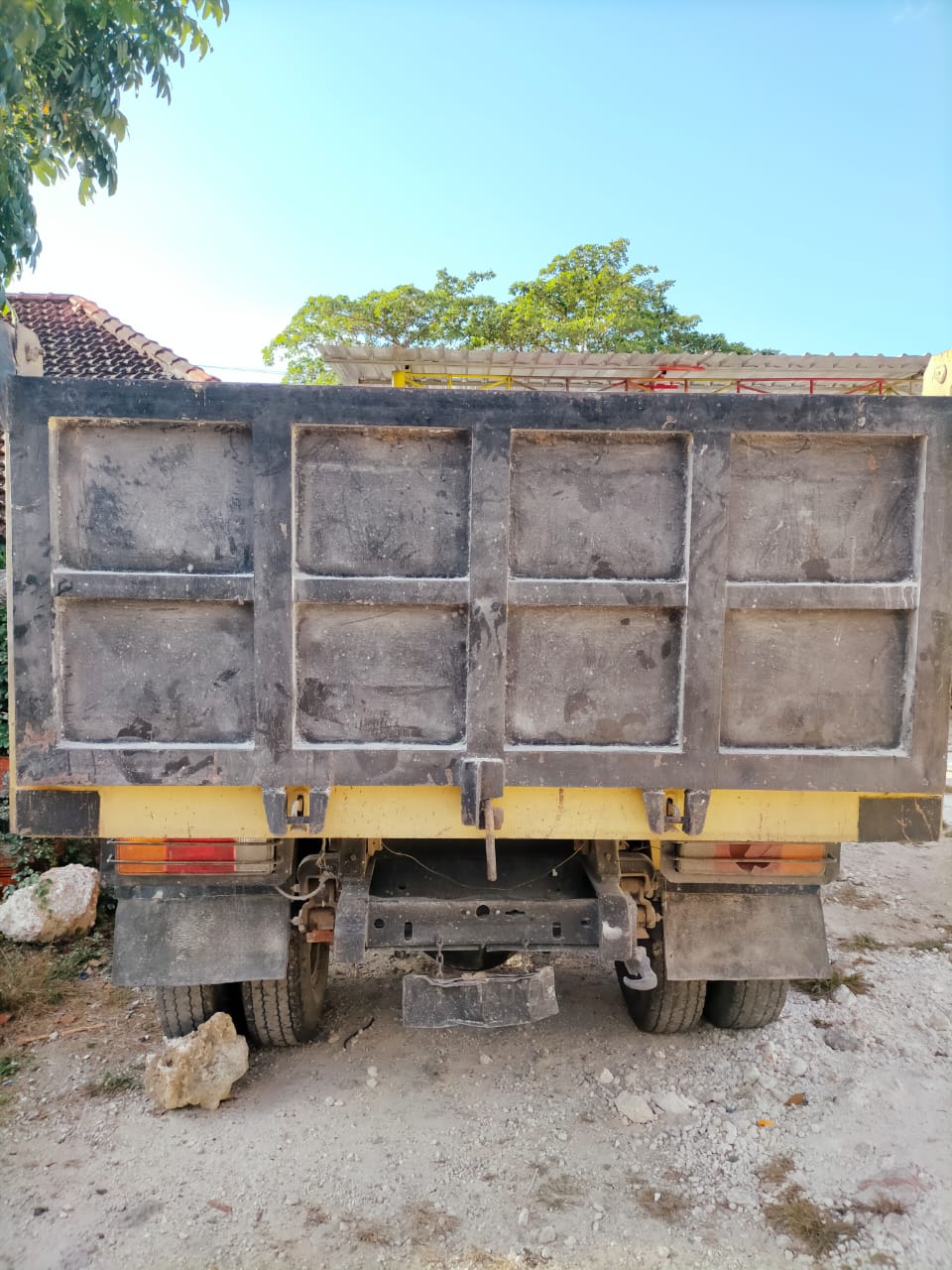 Dump Truk Tabrak Sepmor dan Pejalan Kaki di Rote Ndao, 1 Orang Tewas di Tempat