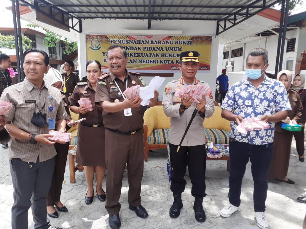 Tiga Ratus Juta Uang Palsu di Kupang Dimusnahkan