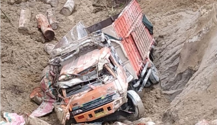 Jalan Longsor, Truk Angkut Kayu Durian Terperosok ke Jurang di Humbahas