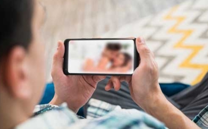 Dampak Buruk Pasutri Terlalu Sering Nonton Film Porno