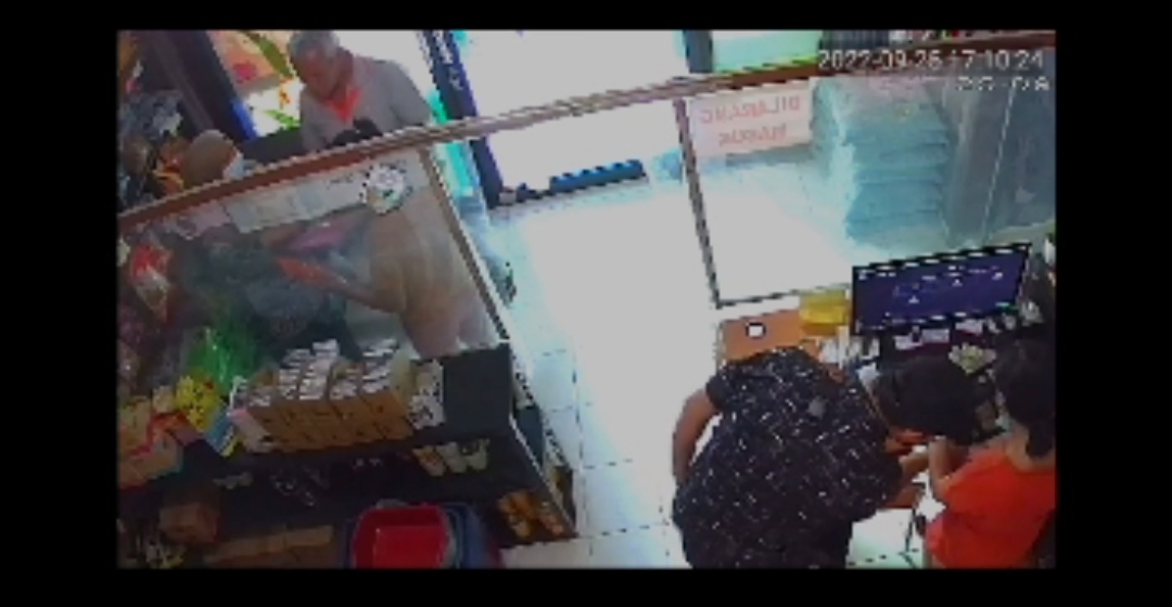 Beredar Video Penjaga Pet Shop Jadi Korban Hipnotis, Pelaku Berperawakan Bule