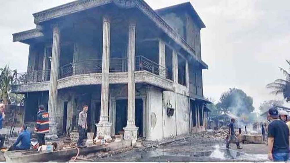 Rumah Megah Anggota Polisi Ludes Terbakar, Jadi Gudang Penimbunan BBM Solar