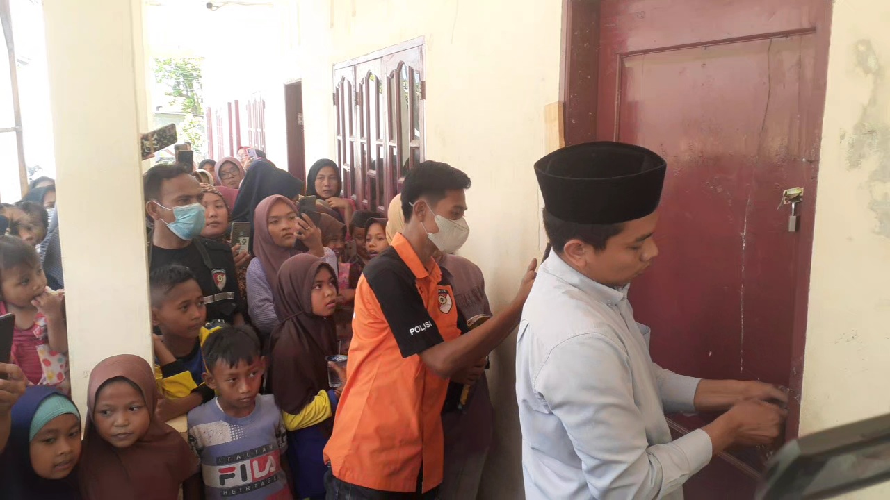 Segel Kayu Sekolah Dibuka, Siswa SD Al Hidayah Langsung Masuk ke Kelas Bersorak-sorak Gembira