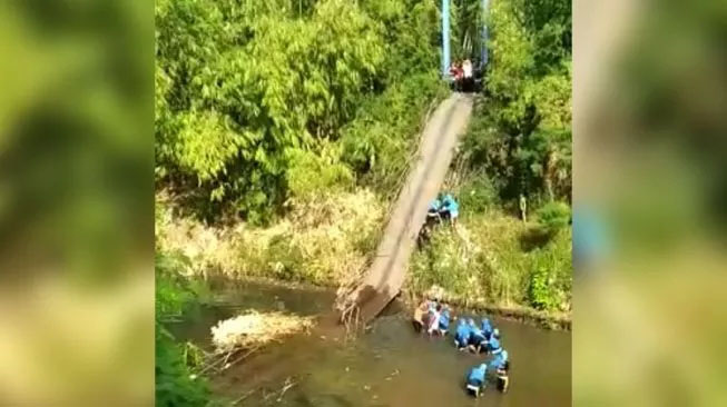 Jembatan Gantung Putus, 25 Siswa SMP Jatuh ke Dasar Sungai