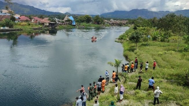 Jemaat Gereja Yang tenggelam di Danau Toba Ditemuka Tim SAR Setelah Empat Hari Menghilang
