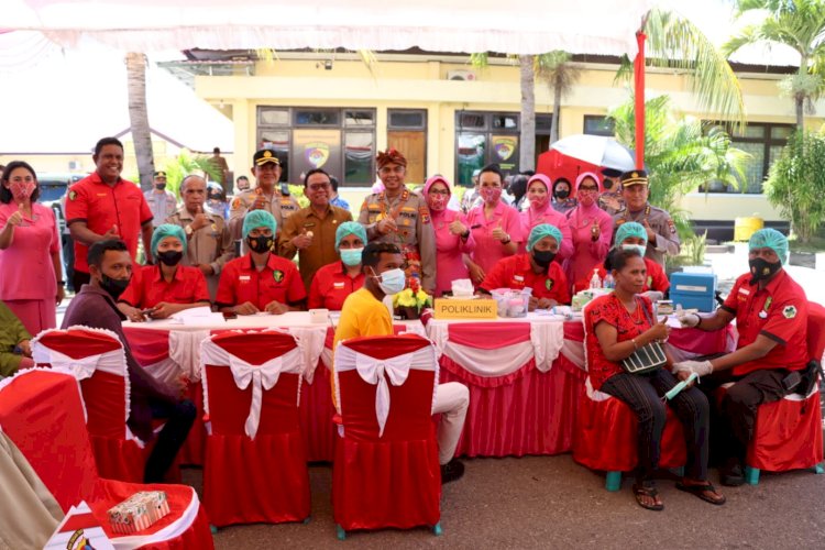 Warga Peserta Gerai Vaksin Presisi Polres Kupang Dapat Bantuan Sosial Kapolda dan Ketua Bhayangkari NTT