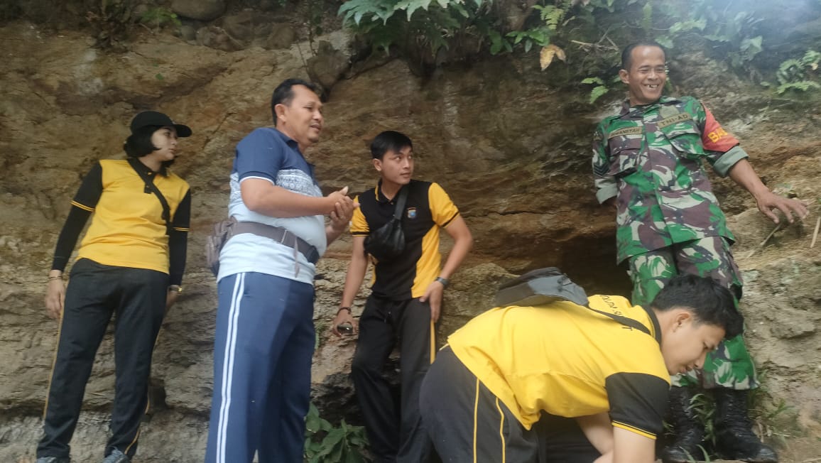 Polisi dan Warga Bersihkan Goa dan Lapak Narkoba di Kampung Jawa Padangsidimpuan