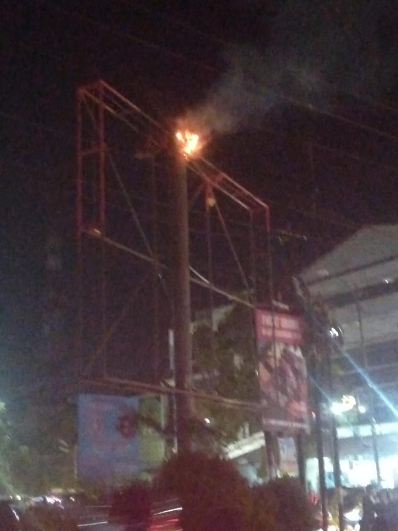 Kesetrum saat Mengecat, Pria Tewas dan Terbakar di Atas Baliho, Ini Identitas Korban